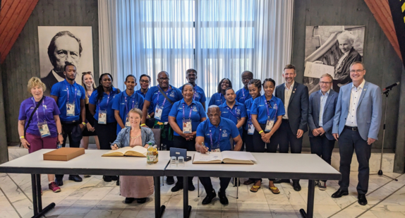 Eine 15-köpfige Delegation aus Dominica, einem Inselstaat in der Karibik, ist aktuell in Ladenburg und Ilvesheim im Vorfeld der Special Olympics World Games zu Gast. (Gruppenfoto)