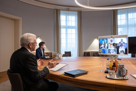 Vertragsunterzeichnung Schutz jüdischer Einrichtungen und Abwehr von Antisemitismus Ministerpräsident Winfried Kretschmann (l.) bei der Videokonferenz mit den Israelitischen Religionsgemeinschaften Baden und Württemberg
