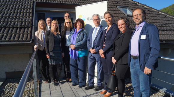 Gruppenfoto mit Christine Ehrhardt (Kompetenzzentrum Arbeit • Diversität der FaFo Baden-Württemberg); Erich Stutzer (FaFo Baden-Württemberg); Sara Bode, Ulrich Schmolz und Dr. Daniela Neumann (Ministerium für Soziales und Integration); Staatssekretärin Bärbl Mielich; Oberbürgermeister Hermann-Josef Pelgrim; Dr. Angela Postel (Ministerium für Soziales und Integration); Andrea Albig (wirRauner - Quartiersprojekt Kirchheim/Teck) und Volker Wörnhör (Mehrgenerationenquartier am Turmcafé Freiburg/Breisgau)