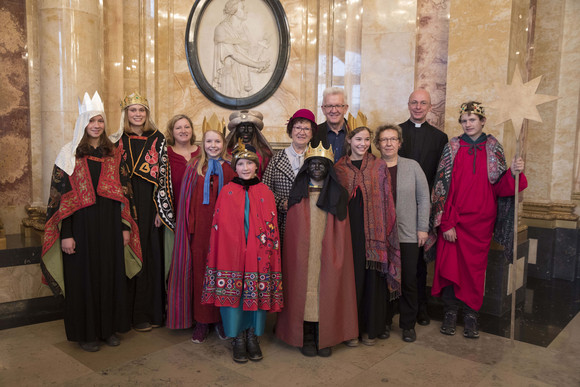 Tradition Kretschmann empfängt Sternsingergruppen Ministerpräsident Winfried Kretschmann und seine Frau Gerlinde (M.) mit den Sternsingern der Gesamtkirchengemeinde St. Johannes Baptist (Schwäbisch Hall)
