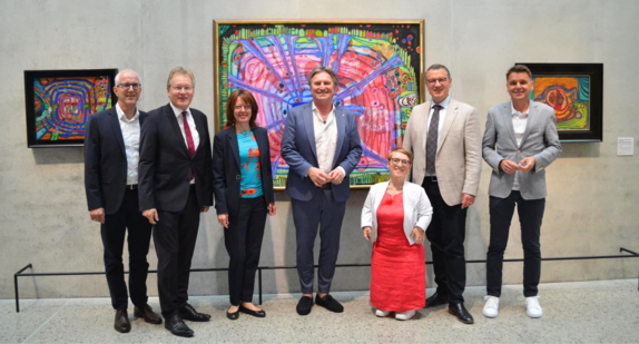 Simone Fischer im Gruppenfoto mit Minister Manne Lucha und Vertreterinnen und Vertretern der Stiftung Würth und der Landeszentrale für Politische Bildung.