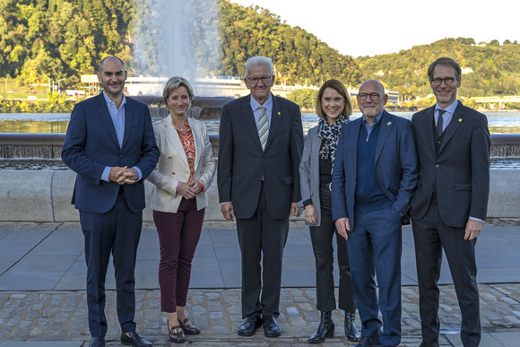 Delegationsreise Kretschmann reist nach Pennsylvania und Kalifornien von links nach rechts: Finanzminister Dr. Danyal Bayaz, Wirtschaftsministerin Dr. Nicole Hoffmeister-Kraut, Ministerpräsident Winfried Kretschmann, Wissenschaftsministerin Petra Olschowski, Verkehrsminister Winfried Hermann und Staatsminister Dr. Florian Stegmann in Pittsburgh