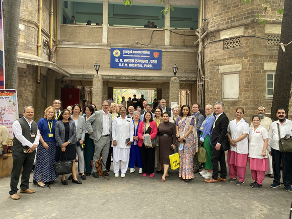 Gruppenfoto vor dem Eingang des King Edward Memorial Hospital in Mumbai von Minister Manne Lucha und Verantwortlichen des Krankenhauses.