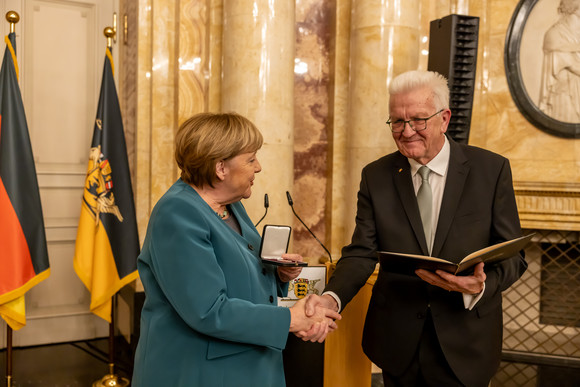 Bundeskanzlerin a. D. Dr. Angela Merkel (links) und Ministerpräsident Winfried Kretschmann (rechts)