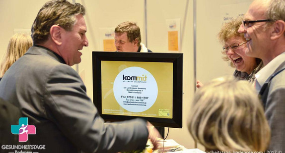 Minister Manne Lucha besucht einen Ausstellerstand auf der Messe „Gesundheitstage Bodensee 2017“ in Konstanz