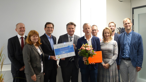 Gruppenfoto von Vertretern des Klinikum Stuttgart, Minister Manne Lucha und Dr. Christina Schleicher von der DSO-Region Baden-Württemberg