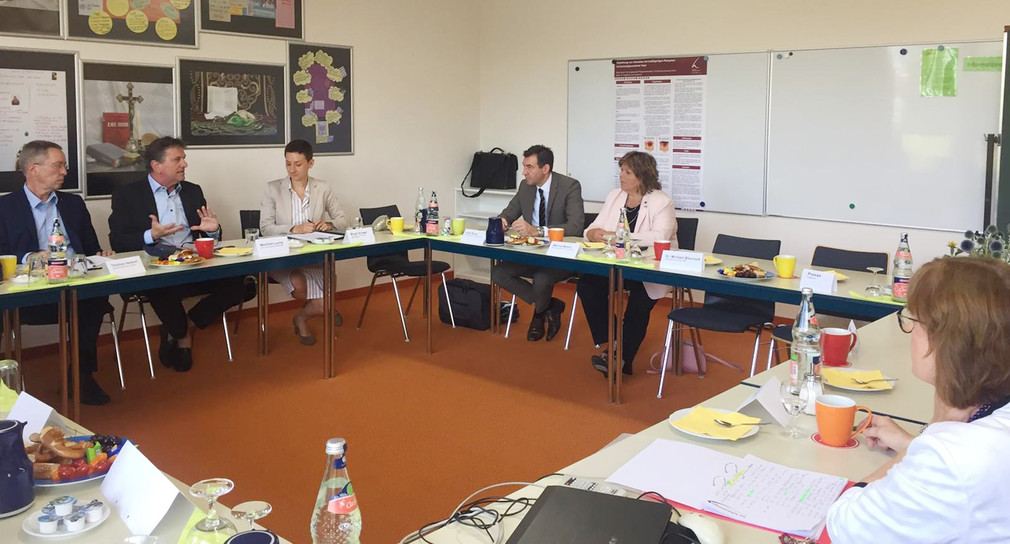 Minister Manne Lucha sitzt mit Leitenden und Auszubildenden der Caritas-Fachschule für Altenpflege in Donaueschingen zusammen