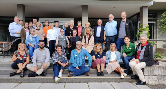 Gruppenfoto: Simone Fischer und die Kommunalen Beauftragten der 44 Stadt- und Landkreise