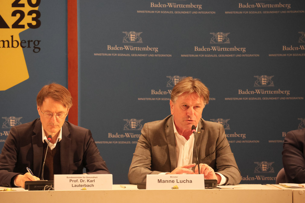 Bundesgesundheitsminister Karl Lauterbach und Baden-Württembergs Gesundheitsminister Manne Lucha auf Pressekonferenz der GMK 2023.