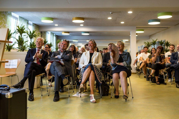 Publikum und Oberbürgermeister Harry Mergel, Minister Manne Lucha, Ursel Wolfgramm (Deutscher Paritätischer Wohlfahrtsverband Landesverband BW) und Martina Wieland (Geschäftsführerin Therapeutikum) hören Redner zu