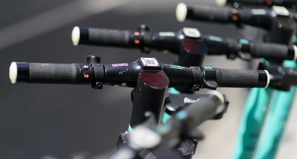 Resolution Behindertenbeauftragte von Bund und Ländern kritisieren Pläne zu E-Roller-Verordnung Mehrere E-Roller in einer Reihe