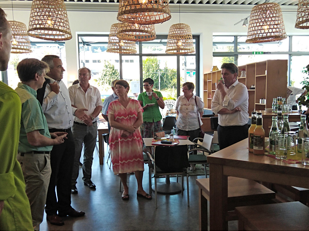 Minister Manne Lucha im Gespräch mit Mitarbeitenden des Kaffeewerks Zollernalb in Albstadt