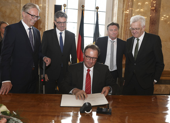 Integration Pakt für Integration mit den Kommunen unterzeichnet Joachim Walter, Präsident des Landkreistags Baden-Württemberg, bei der Unterzeichnung