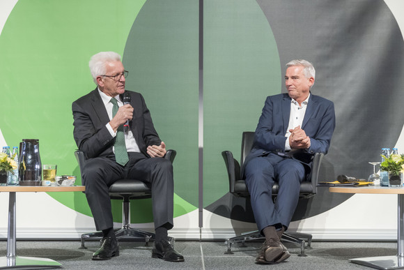 ZWISCHENBILANZ Nüchtern betrachtet erfolgreich – Kretschmann und Strobl in Stuttgart Ministerpräsident Winfried Kretschmann (l.) und Innenminister Thomas Strobl (r.) (Bild: Staatsministerium Baden-Württemberg)