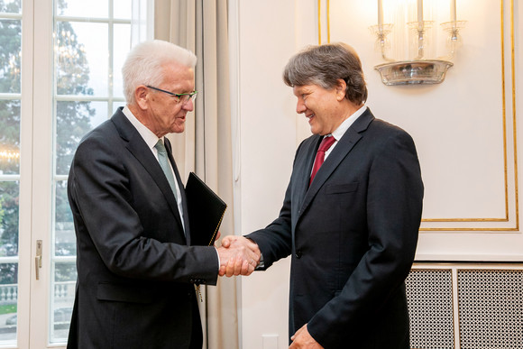 Auszeichnung Große Staufermedaille in Gold an Dr. Christof Bosch Ministerpräsident Winfried Kretschmann (l.) und Dr. Christof Bosch (r.) (Bild: Staatsministerium Baden-Württemberg)