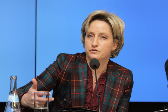 Pressekonferenz 250 Millionen Euro pro Jahr für Wohnungsbau Wirtschaftsministerin Dr. Nicole Hoffmeister-Kraut bei der Regierungspressekonferenz (Bild: Staatsministerium Baden-Württemberg)