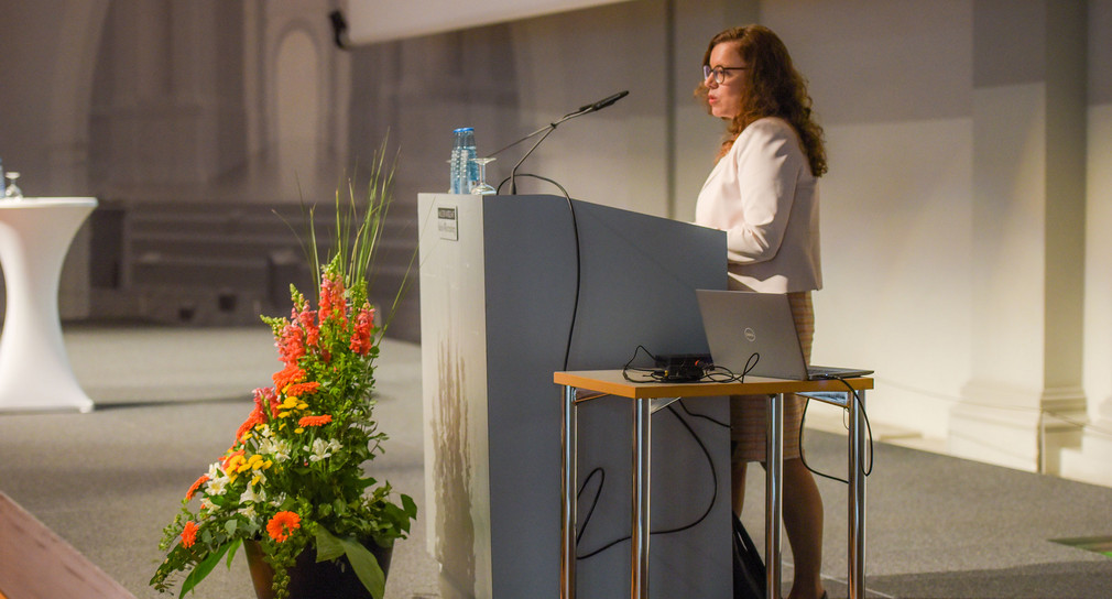 Ministerialdirektorin Leonie Dirks hält eine Rede vor Publikum