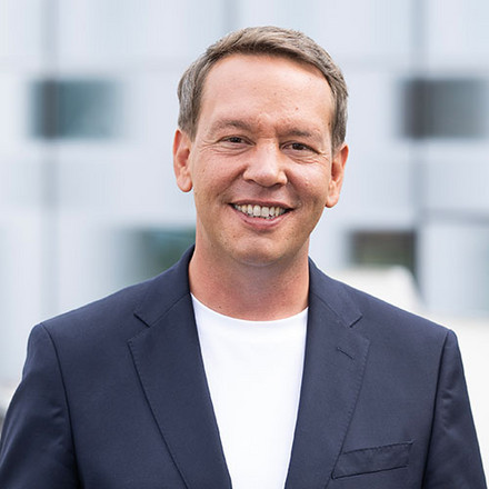 Porträtfoto Oliver Hildenbrand auf Terrasse des Sozialministeriums Baden-Württemberg