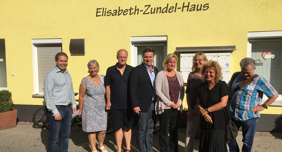 Sozial- und Integrationsminister Manne Lucha besichtigte gemeinsam mit Mitarbeitern der AWO Reutlingen das Elisabeth-Zundel-Haus
