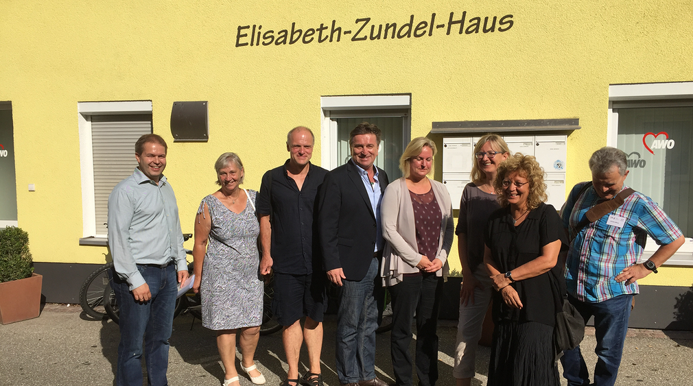Sozial- und Integrationsminister Manne Lucha besichtigte gemeinsam mit Mitarbeitern der AWO Reutlingen das Elisabeth-Zundel-Haus