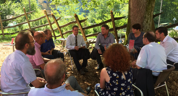 Im Garten der hauseigenen Kaffeerösterei von EINS+ALLES in Welzheim informierte sich Minister Lucha über die Zukunft und Ziele der Einrichtung.
