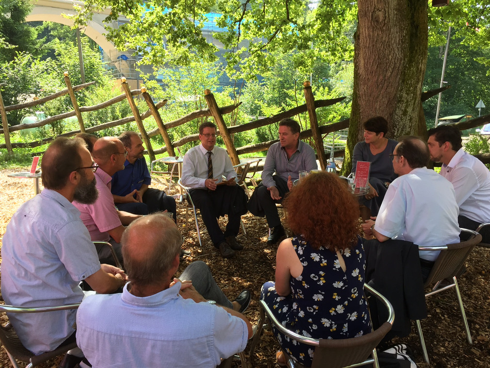 Im Garten der hauseigenen Kaffeerösterei von EINS+ALLES in Welzheim informierte sich Minister Lucha über die Zukunft und Ziele der Einrichtung.