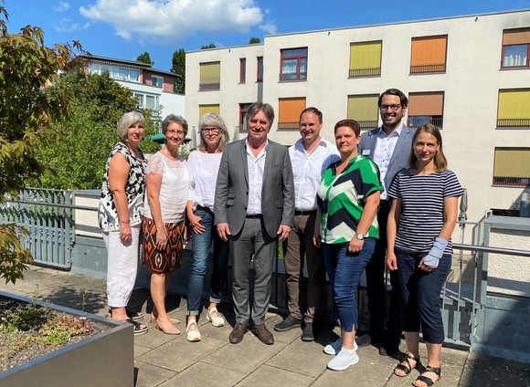 Sommertour 2023 Minister Manne Lucha auf Sommertour durch Baden-Württemberg Gruppenfoto im Freien: Minister Manne Lucha mit Mitgliedern des Arbeitskreises Pflege in Ostfildern.