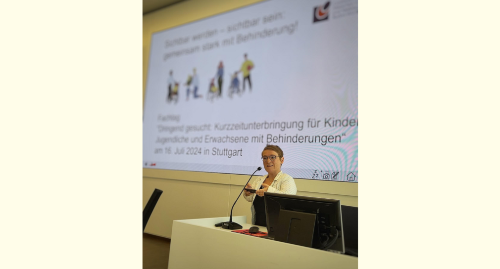 Simone Fischer, die Schirmherrin des Fachtags, steht auf dem Podium und hält eine Rede.