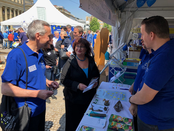 Information Europa-Aktionstag in Stuttgart Staatssekretärin Bärbl Mielich unterhält sich mit Helfern am Infostand des ESF Baden-Württemberg