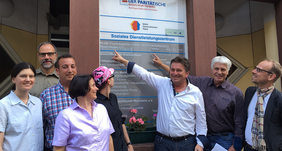 "PLUS, Psychologische Lesben-und Schwulenberatung Rhein-Neckar e.V." steht auf dem Schild am Eingang zum Mehr Generationenhaus in Mannheim.