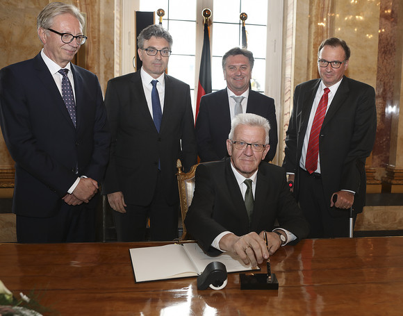 Integration Pakt für Integration mit den Kommunen unterzeichnet Ministerpräsident Winfried Kretschmann bei der Unterzeichnung