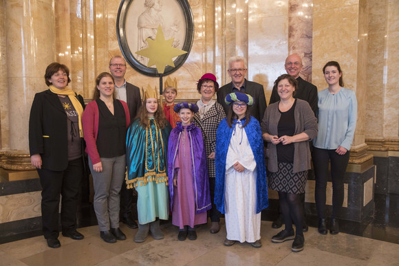 Tradition Kretschmann empfängt Sternsingergruppen Ministerpräsident Winfried Kretschmann und seine Frau Gerlinde (M.) mit dem Kinderfilmteam „Weißt du, wer die Sternsinger sind?“
