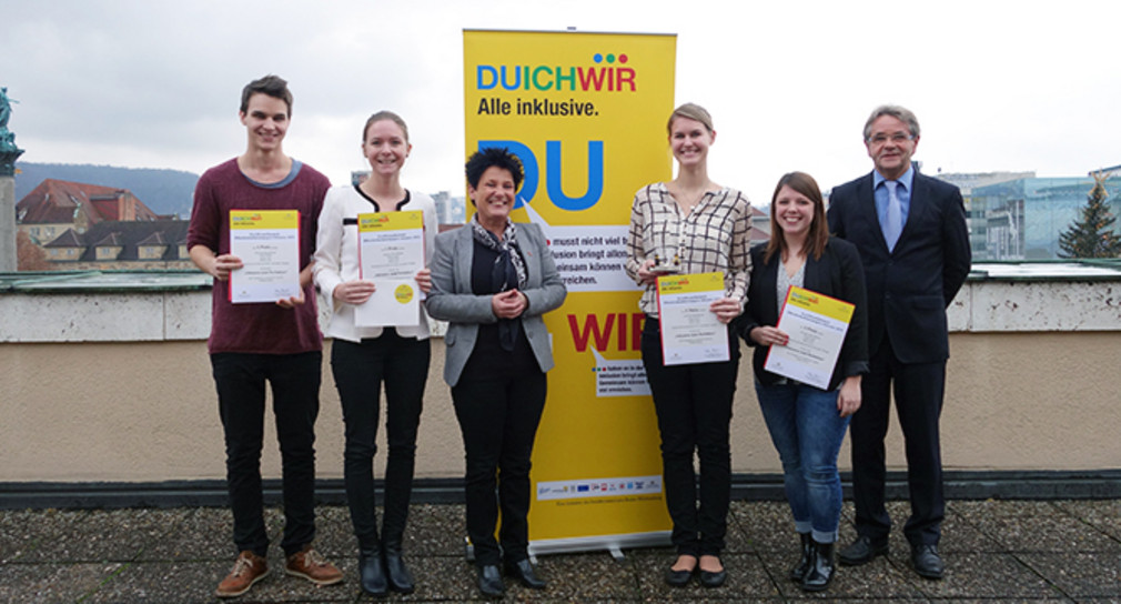 Gruppenbild mit Ministerin Katrin Altpeter, Landes-Behindertenbeauftragten Gerd Weimer und den mit dem 1. Preis ausgezeichneten Studierenden der Universität Tübingen