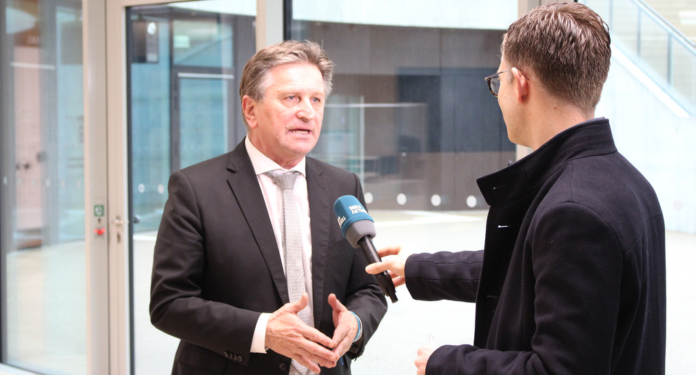 Sozial- und Integrationsminister Manne Lucha wird bei Interview mit Reporter gefilmt