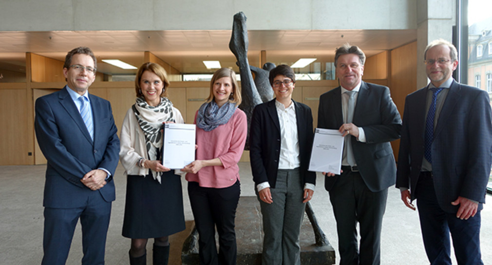 Übergabe der Heimliste im Stuttgarter Landtag. Gruppenfoto: Gerald Maier, Präsident des Landesarchivs, Petra Olschowski, Staatsekretärin im Ministerium für Wissenschaft, Forschung und Kunst, Nastasja Pilz, M.A. und Nora Wohlfahrth, M.A. - beides Mitarbeiterinnen des Projekts im Landesarchiv, Minister Manne Lucha, Dr. Clemens Rehm, Landesarchiv.