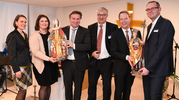 Gruppenfoto: Elisabeth Kugel (Bürgermeisterin Meckenbeuren), Ramona Nitschke (Leiterin KiTa im Wohnpark St. Georg), Sozial- und Integrationsminister Manne Lucha, Peter Wittmann (Sprecher/Vorstand St. Elisabeth-Stiftung), Matthias Ruf (Vorstand St. Elisabeth-Stiftung) und Sven Kühl (Leiter Pflegeangebote im Wohnpark St. Georg)