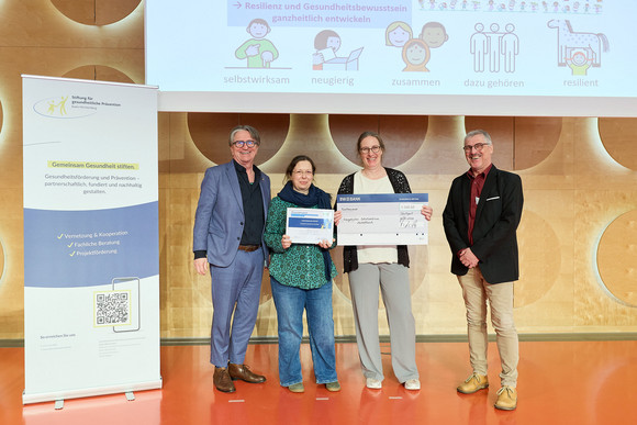 Preisverleihung des Präventionspreises: Minister Manne Lucha übergibt Scheck und Urkunde an Preisträger ev. Schulzentrum Michelbach, Schwäbisch Hall.