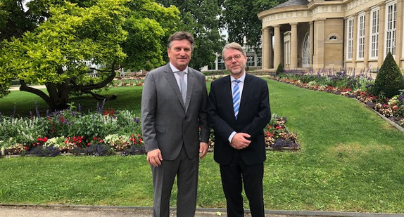 Minister Lucha und BAMF-Präsident Dr. Hans-Eckard Sommer vor dem Kursaal in Bad-Cannstatt, wo die gemeinsame Veranstaltung stattfand.