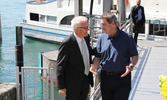 Regierung Gemeinsame Kabinettssitzung der Regierungen von Baden-Württemberg und Bayern Ministerpräsident Winfried Kretschmann (l.) und Ministerpräsident Dr. Markus Söder (r.) am Hafen in Meersburg (Bild: Staatsministerium Baden-Württemberg)