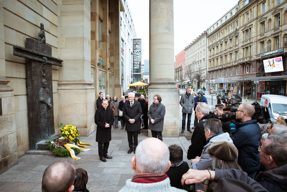 GEDENKEN 75. Jahrestag der Hinrichtung von Staatspräsident Eugen Bolz Ministerpräsident Winfried Kretschmann und Stadtdekan Monsignore Dr. Christian Hermes am Kranz zu Ehren des 75. Todestag von Eugen Bolz am Schlossplatz Stuttgart (Bild: Staatsministerium Baden-Württemberg)
