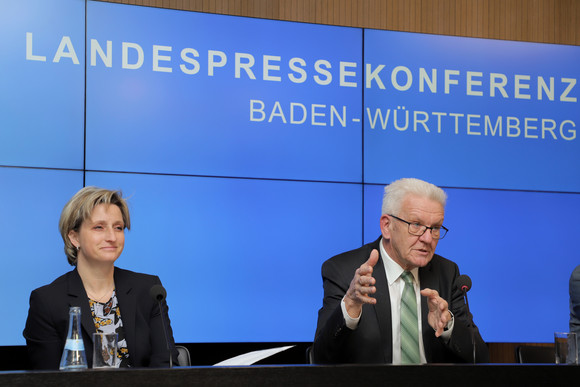 Pressekonferenz Neue Innovationsstrategie des Landes beschlossen Ministerpräsident Winfried Kretschmann (r.) und Wirtschaftsministerin Dr. Nicole Hoffmeister-Kraut (l.) bei der Regierungspressekonferenz (Bild: Staatsministerium Baden-Württemberg)