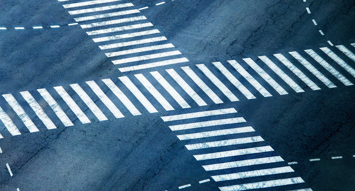 Straßenkreuzung in vier Richtungen.