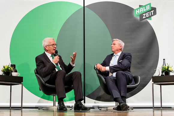 ZWISCHENBILANZ Nüchtern betrachtet erfolgreich – Kretschmann und Strobl in Ehingen Ministerpräsident Winfried Kretschmann (l.) und Innenminister Thomas Strobl (r.) (Bild: Staatsministerium Baden-Württemberg)