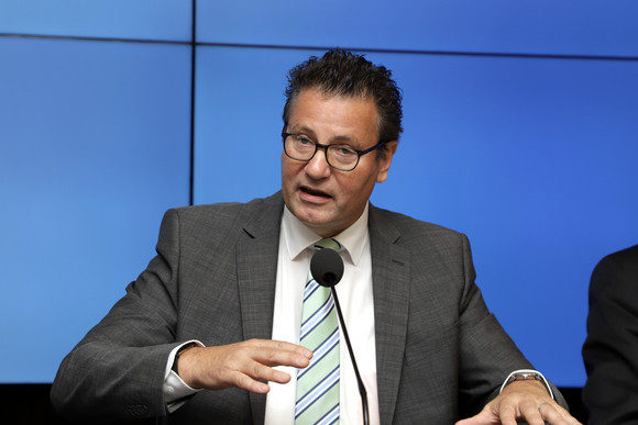 Pressekonferenz Pilotprojekt zur Risikovorsorge im Obst- und Weinbau Landwirtschaftsminister Peter Hauk bei der Regierungspressekonferenz (Bild: Staatsministerium Baden-Württemberg)