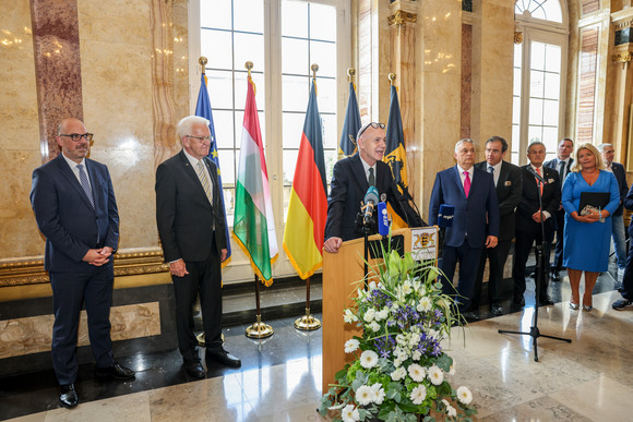 UEFA EURO 2024 Empfang anlässlich des Spiels Deutschland gegen Ungarn DFB-Präsident Bernd Neuendorf (Mitte) bei seiner Ansprache