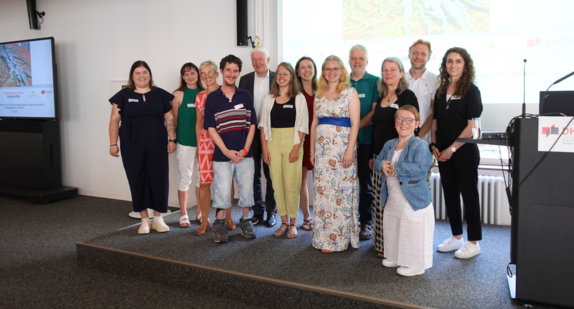 Simone Fischer im Gruppenbild mit Teilnehmenden des Symposiums.