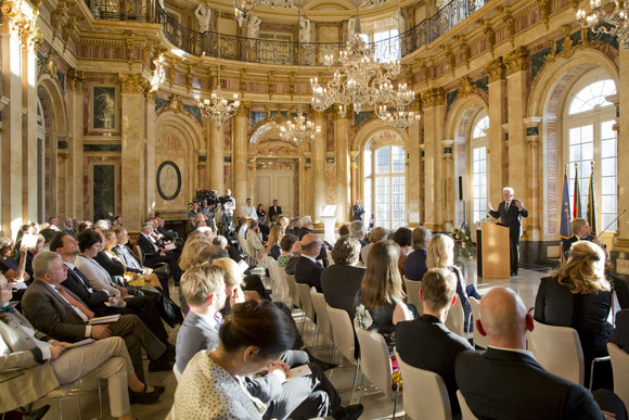 Empfang Kretschmann empfängt Vertreter aus Adelsfamilien Ministerpräsident Winfried Kretschmann (r.) bei seiner Ansprache zu den Gästen