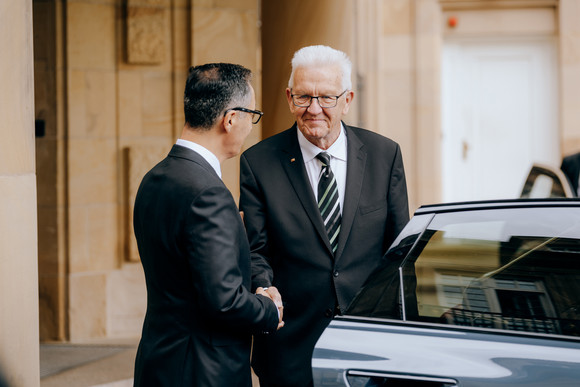 Ministerpräsident Cem Özdemir (links) verabschiedet seinen Vorgänger Winfried Kretschmann (rechts) vor der Villa Reitzenstein