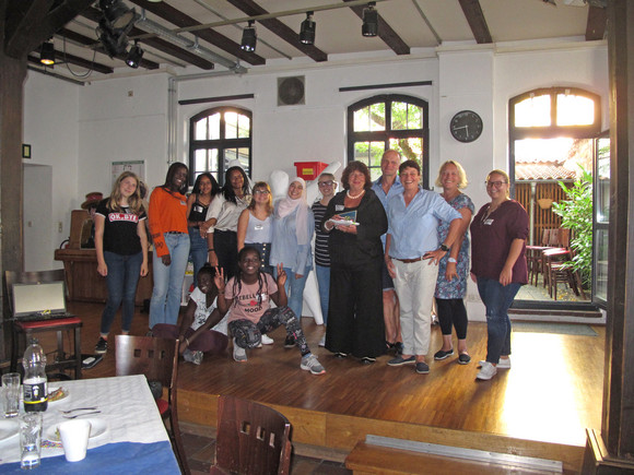 Gruppenfoto mit Staatssekretärin Bärbl Mielich und dem Team sowie jungen Teilnehmerinnen des Offenen Treffs des Mädchencafés Reutlingen.