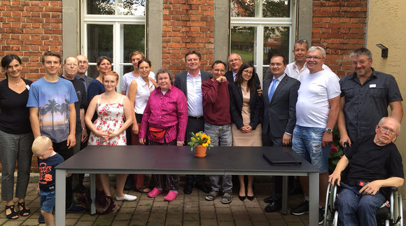 Gruppenfoto mit Minister Manne Lucha, Vertretern der Samariterstiftung und den Hausbewohnerinnen und -bewohnern